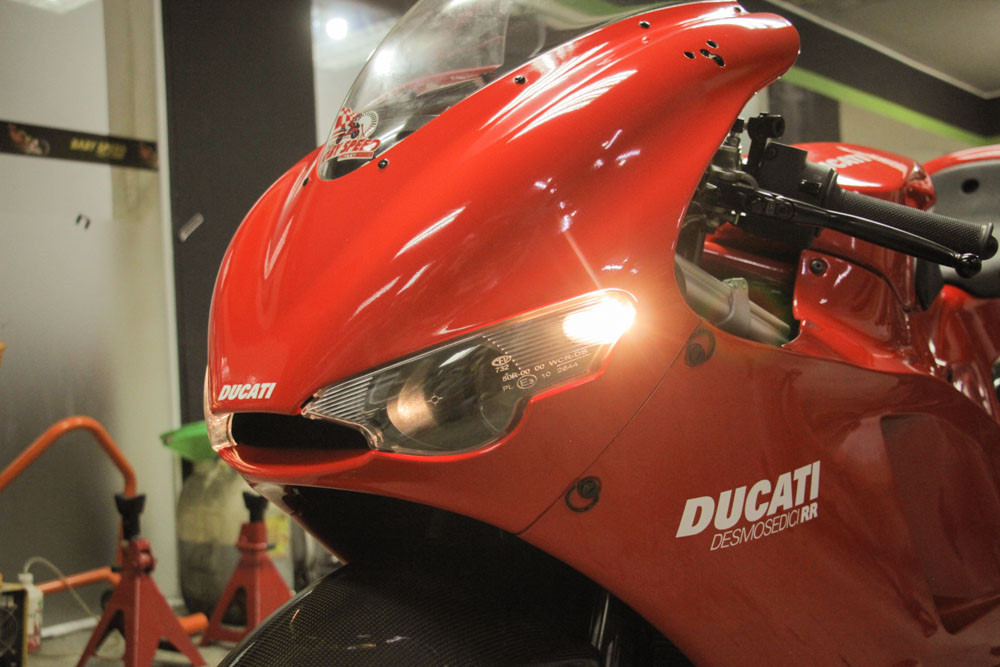 Giá trị cao ngút của xe là do toàn bộ dàn áo được làm từ sợi carbon, chưa kể đến hàng tá chi tiết cũng được làm từ vật liệu đắt tiền này. Là mẫu xe thương mại, Desmosedici RR được trang bị hệ thống đèn pha, đèn hậu đầy đủ.