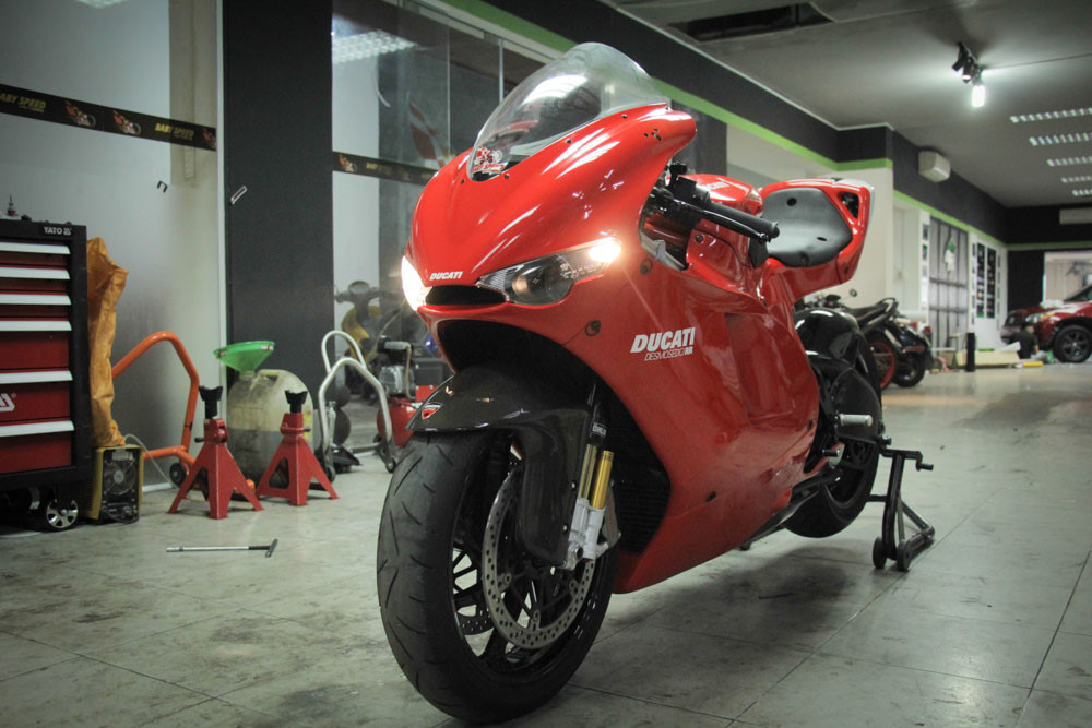  Siêu môtô Ducati Desmosedici RR độc nhất tại Việt Nam thuộc sở hữu của một thành viên CLB môtô Baby Speed bất ngờ xuất hiện tại Sài Gòn ngày trưa ngày 24/6. Đây là phiên bản thương mại của chiếc xe đua Ducati Desmosedici GP6.