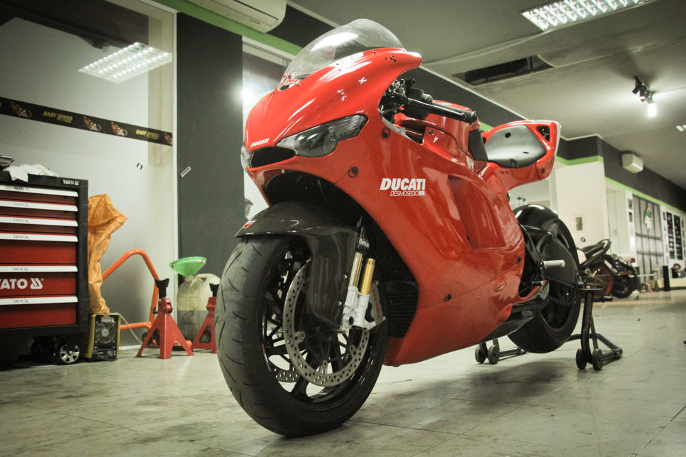 Chủ nhân của Ducati Desmosedici RR độc nhất Việt Nam cho biết chiếc xe sắp bước vào một cuộc lột xác mạnh mẽ với công nghệ và nhiều "đồ chơi" nâng cấp. Nhưng ít nhất 1 năm nữa người đam mê môtô mới được nhìn thấy bộ dạng mới của siêu môtô này.