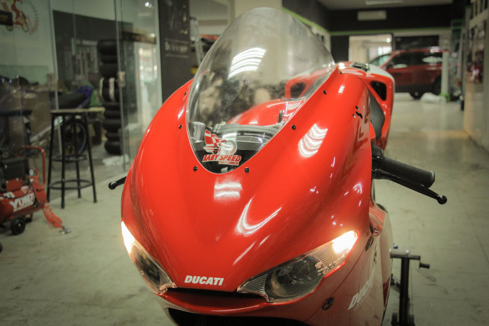 Toàn bộ cấu trúc của xe thừa hưởng từ chiếc xe Ducati Desmosedici GP6, tuy nhiên phiên bản Desmosedici RR được cải tiến một vài bộ phận để phù hợp với các quy định của xe thương mại như tiêu chuẩn khí thải, tính năng an toàn. Ký hiệu "RR" là viết tắt của chữ "Race Replica", tạm dịch là "y như bản đua".