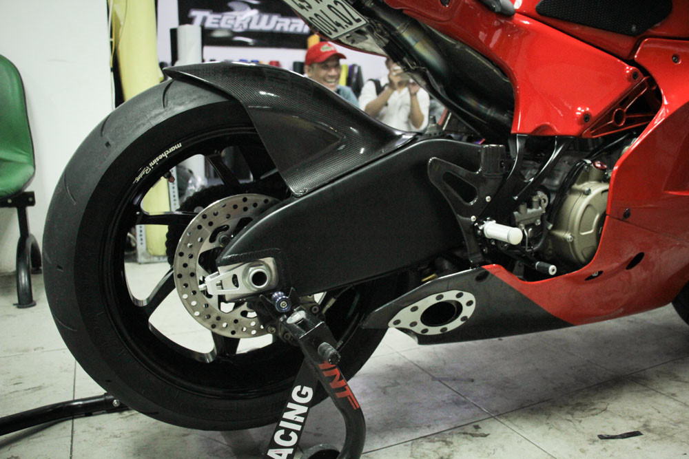 Ở phía sau, xe sử dụng phuộc Öhlins PRXB monoshock đường kính 43 mm có thể tăng chỉnh. Phanh đĩa đơn đường kính 240 mm với kẹp phanh 2 piston.