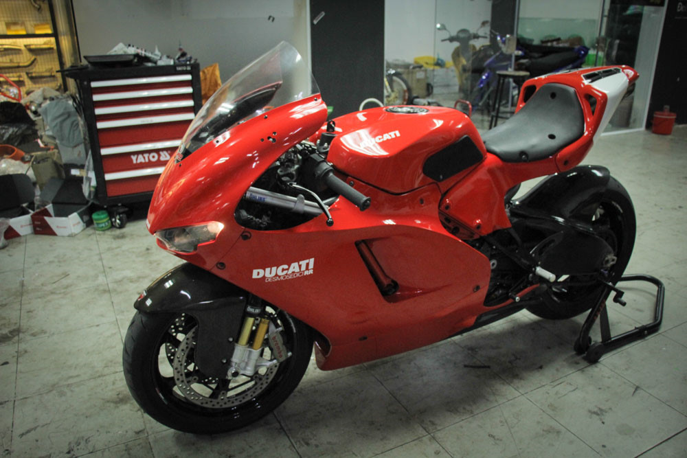 Phiên bản đặc biệt này được công bố lần đầu vào năm 2006 và đi vào sản xuất từ năm 2007-2009. Chiếc Ducati Desmosedici RR độc nhất tại Việt Nam là đời 2009, được chủ sở hữu đấu giá tại Nhật Bản, trị giá gần 200.000 euro, tương đương 5,3 tỷ đồng.