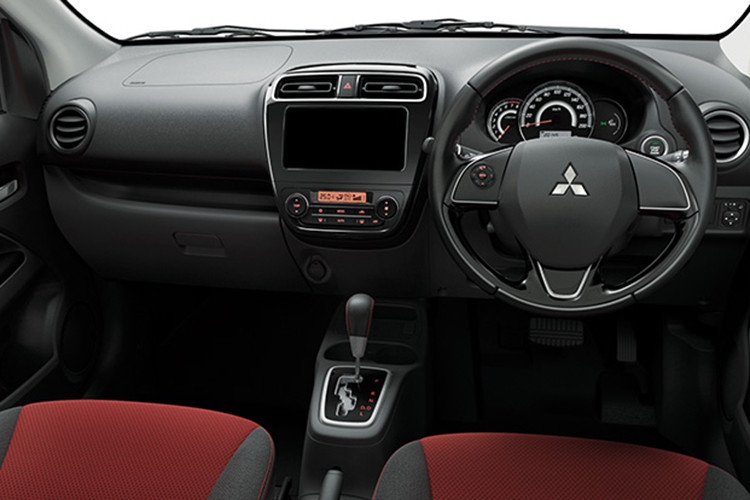 Bên trong Mitsubishi Mirage Black Edition mới xuất hiện phong cách thiết kế thể thao hơn bản thường. Cụ thể, Mitsubishi Mirage Black Edition được bổ sung vô lăng cũng như cần số bọc da với chỉ khâu màu đỏ tương phản, những điểm nhấn màu đen bóng và ghế phối 2 màu đỏ - đen dành riêng cho mẫu xe này.