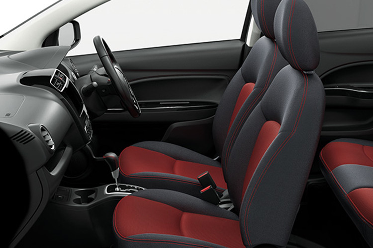 Nằm bên dưới nắp capô của mẫu xe Mitsubishi Mirage Black Edition 2018 mới là động cơ xăng MIVEC 4 xi-lanh, hút khí tự nhiên, kết hợp với hộp số tự động biến thiên vô cấp INVECS-Ⅲ.