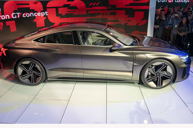 Là mẫu xe điện thứ 3 của Audi, sau e-tron SUV và e-tron Sportback, E-Tron GT mang kiểu dáng coupe 4 cửa vừa mượt mà vừa phong cách. 