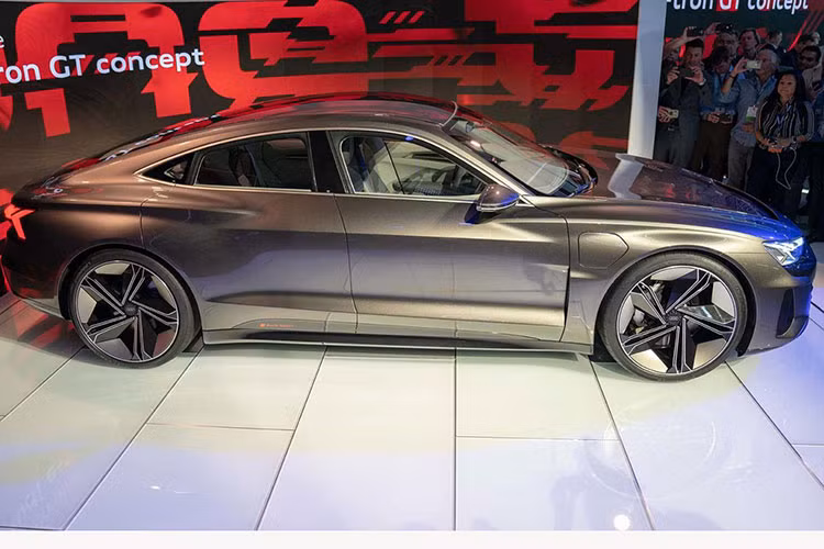 Là mẫu xe điện thứ 3 của Audi, sau e-tron SUV và e-tron Sportback, E-Tron GT mang kiểu dáng coupe 4 cửa vừa mượt mà vừa phong cách. 