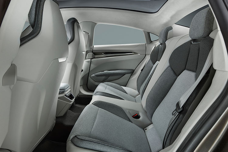 Theo hãng xe sang Audi cho hay, mẫu xe chạy điện E-Tron GT mới sẽ sở hữu công suất tối đa 434 kW (khoảng 582 mã lực). Nhờ đó, xe có thể tăng tốc từ 0-100 km/h trong thời gian chỉ 3,5 giây.