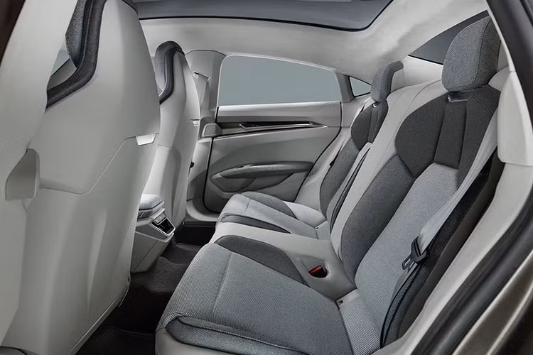 Theo hãng xe sang Audi cho hay, mẫu xe chạy điện E-Tron GT mới sẽ sở hữu công suất tối đa 434 kW (khoảng 582 mã lực). Nhờ đó, xe có thể tăng tốc từ 0-100 km/h trong thời gian chỉ 3,5 giây.