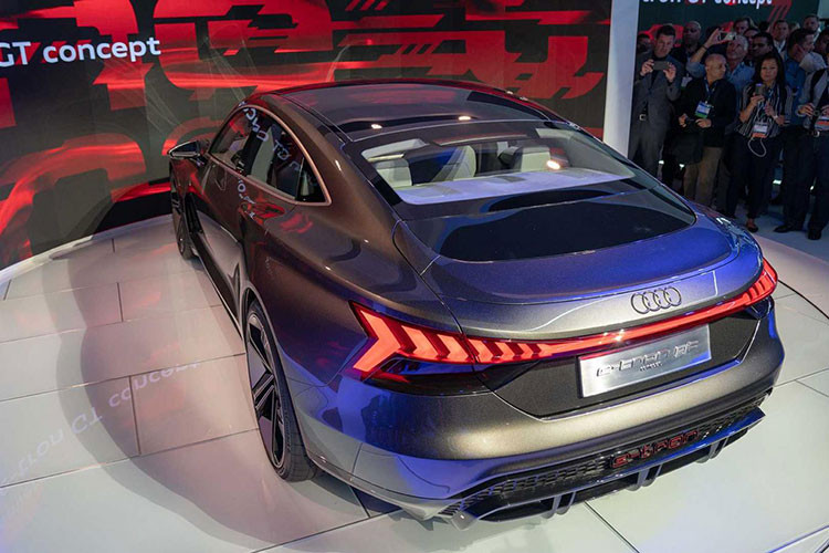 Được định vị như đối thủ của Tesla Model S, Audi E-Tron GT sở hữu cụm pin 90 kWh nằm bên dưới sàn giữa 2 trục. Cụm pin này cho phép Audi E-Tron GT hoàn thành quãng đường khoảng hơn 400 km sau khi được sạc đầy.