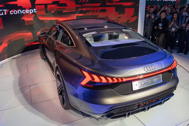 Được định vị như đối thủ của Tesla Model S, Audi E-Tron GT sở hữu cụm pin 90 kWh nằm bên dưới sàn giữa 2 trục. Cụm pin này cho phép Audi E-Tron GT hoàn thành quãng đường khoảng hơn 400 km sau khi được sạc đầy.