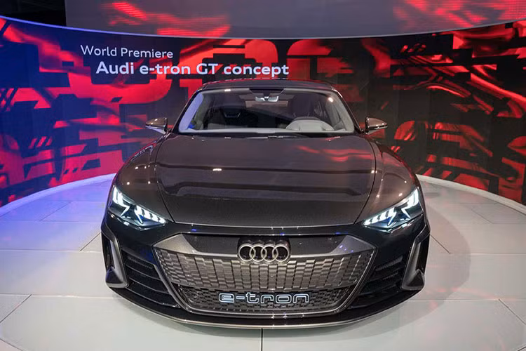Có thể nói, Audi E-Tron GT chạy điện hiện là mẫu xe rất phù hợp với hình tượng của nhân vật Người Sắt. Không chỉ sở hữu thiết kế như xe đến từ tương lai, Audi E-Tron GT còn được trang bị công nghệ hiện đại.