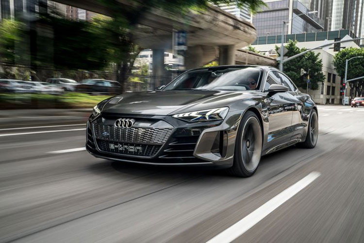 Dự kiến, Audi E-Tron GT sẽ chính thức được đưa lên dây chuyền sản xuất thương mại vào cuối năm sau. Hãng xe Audi cũng dự đinh E-Tron GT sẽ thay thế cho siêu xe Audi R8 đình đám từng đồng hành cùng "Người Sắt" Tony Stark trong nhiều bộ phim "bom tấn" có liên quan.