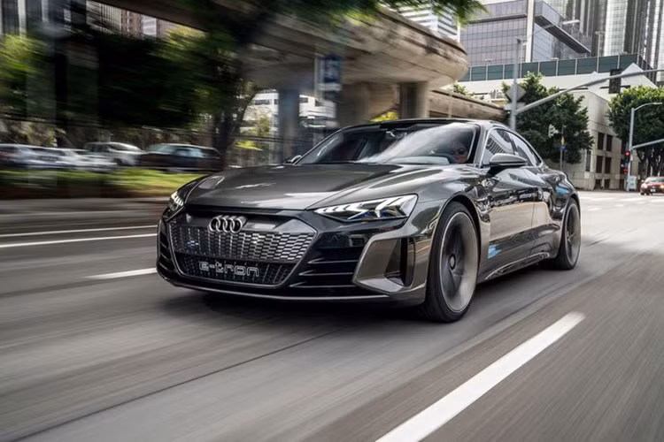 Dự kiến, Audi E-Tron GT sẽ chính thức được đưa lên dây chuyền sản xuất thương mại vào cuối năm sau. Hãng xe Audi cũng dự đinh E-Tron GT sẽ thay thế cho siêu xe Audi R8 đình đám từng đồng hành cùng "Người Sắt" Tony Stark trong nhiều bộ phim "bom tấn" có liên quan.