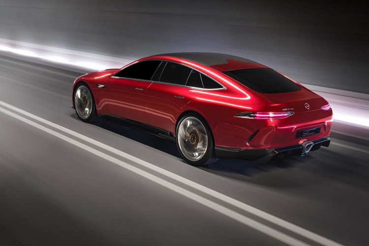 Mẫu xe Mercedes-AMG GT73 được cho rằng sẽ cần ít hơn 0,2 giây so với GT63 S hiện tại (3,2 giây) để tăng tốc từ 0 - 100 km/h. Hệ thống hybrid tiên tiến sẽ cho phép chiếc xe hoạt động điện hoàn toàn trong phạm vi khoảng 50km.