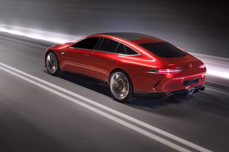 Mẫu xe Mercedes-AMG GT73 được cho rằng sẽ cần ít hơn 0,2 giây so với GT63 S hiện tại (3,2 giây) để tăng tốc từ 0 - 100 km/h. Hệ thống hybrid tiên tiến sẽ cho phép chiếc xe hoạt động điện hoàn toàn trong phạm vi khoảng 50km.