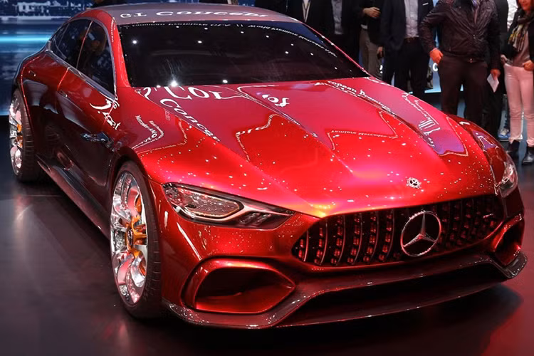 Khi Mercedes-AMG vén màn chiếc concept hybrid vào tháng 3/2017 tại Triển lãm Geneva - mẫu xe tiền thân của Mercedes GT 4-Door Coupe hiện nay - thương hiệu Đức đã gây ngạc nhiên với việc sử dụng động cơ tăng áp kép V8 4.0 lít (vẫn đặt ở phía trước như thông thường) kết hợp động cơ điện (ở phía sau), cho phép tạo ra công suất lên tới 805 mã lực.