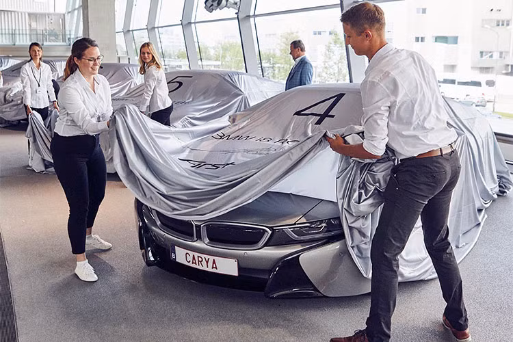 Chưa dừng lại đó, 18 chiếc BMW i8 Roadster này còn có một số trang bị mà các mẫu xe sau này sẽ không được thừa hưởng như công tắc bằng gốm, trang trí nội thất với chết liệu carbon mờ, dàn âm thanh hảo hạng của Harman Kardon đã được cải tiến và logo i8 chiếu vào chân khi mở cửa. 