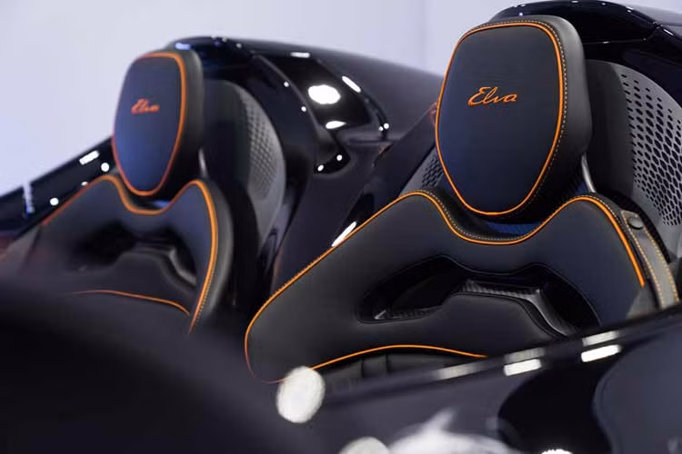 Siêu phẩm McLaren Elva ban đầu được dự kiến sản xuất 399 xe nhưng sau đó đã được điều chỉnh giảm 100 chiếc chỉ còn 299 xe và hãng xe Anh quốc còn có 1 lần điều chỉnh xuống chỉ 149 chiếc.