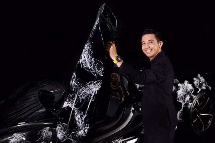 Ngoài thiết kế ấn tượng nhất trong các dòng xe McLaren được sản xuất khi không sở hữu mui xe, cửa sổ, siêu phẩm Elva vẫn được trang bị khối động cơ V8, tăng áp kép, dung tích 4.0 lít tương tự như các siêu xe McLaren 720S , McLaren 720S Spider và cả siêu phẩm hypercar McLaren Senna của Hoàng Kim Khánh.