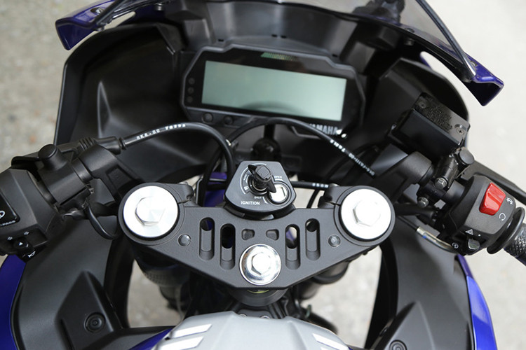 Nhờ sử dụng ngôn ngữ thiết kế thừa hưởng từ xe chiếc Yamaha YZR-M1 của đội đua Yamaha sử dụng trên đường đua MotoGP, phần đầu xe R15 2018 có thiết kế nhỏ nhắn, nhiều đường nét bo tròn và hốc gió chính giữa mặt nạ xe khá lớn. Hai bên là cặp đèn pha LED không bị phô trương như thế hệ cũ mà gọn gàng hơn.