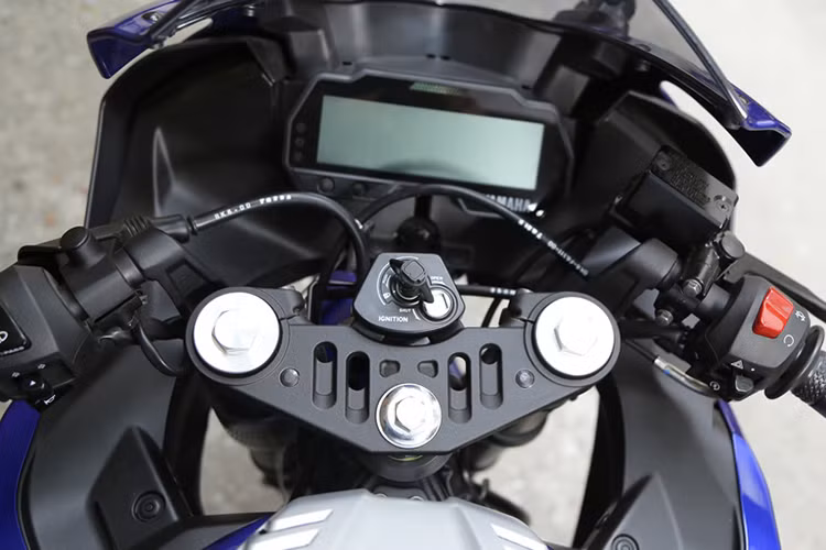 Nhờ sử dụng ngôn ngữ thiết kế thừa hưởng từ xe chiếc Yamaha YZR-M1 của đội đua Yamaha sử dụng trên đường đua MotoGP, phần đầu xe R15 2018 có thiết kế nhỏ nhắn, nhiều đường nét bo tròn và hốc gió chính giữa mặt nạ xe khá lớn. Hai bên là cặp đèn pha LED không bị phô trương như thế hệ cũ mà gọn gàng hơn.