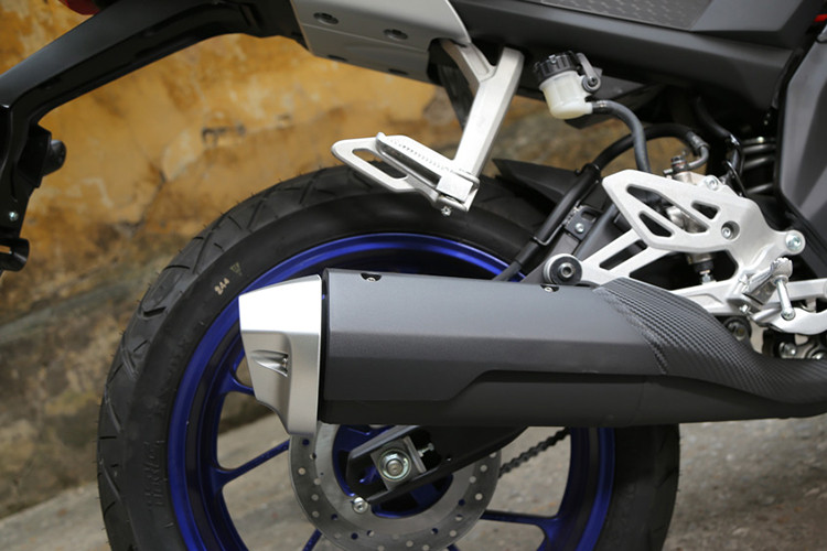 Dù vẫn sử dụng bộ khung nhôm Deltabox quen thuộc của thế hệ trước nhưng nhờ có gắp sau trọng lượng nhẹ và thiết kế mới, tỷ lệ phân phối trọng lượng trước/sau của R15 2017 đạt mức hoàn hảo 50:50. Kết hợp cùng thân xe có tính khí động học, lốp sau rộng hơn và phuộc tốt hơn giúp xe có khả năng điều khiển ổn định hơn so với thế hệ cũ.