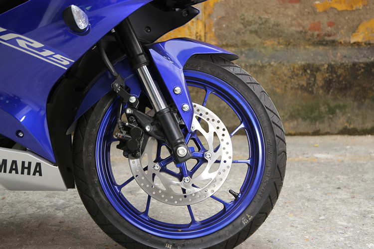 Nâng cấp đáng chú ý nhất của R15 2018 không chỉ ở mặt thiết kế mà còn ở trang bị. Thế hệ thứ ba của R15 sử dụng phuộc trước hành trình ngược cao cấp hơn, giúp xe cân đối và nâng cao cảm giác kiểm soát ở đầu xe.