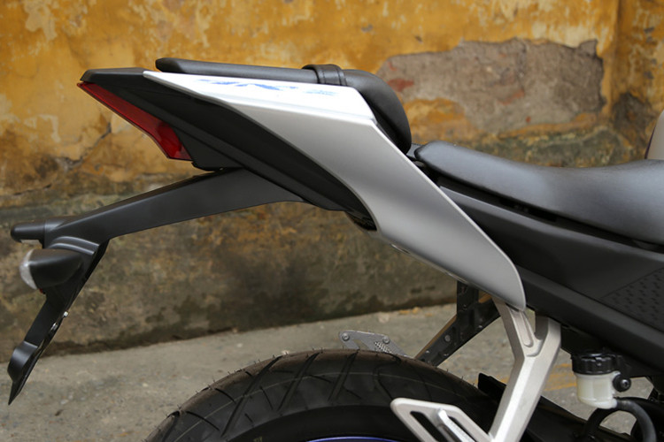 Phần yếm hai bên cũng không còn xòe ra hai bên quá nhiều mà ôm sát vào thân xe, cđường cắt xẻ khá lớn trên yếm xe được che lại bằng ốp nhựa màu đen tạo cảm giác lướt gió và cứng cáp. Bình xăng của xe nay đã được bố trí chìm xuống và được ốp nhựa bên ngoài, tạo cảm giác lớn hơn.