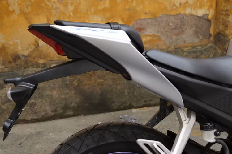 Phần yếm hai bên cũng không còn xòe ra hai bên quá nhiều mà ôm sát vào thân xe, cđường cắt xẻ khá lớn trên yếm xe được che lại bằng ốp nhựa màu đen tạo cảm giác lướt gió và cứng cáp. Bình xăng của xe nay đã được bố trí chìm xuống và được ốp nhựa bên ngoài, tạo cảm giác lớn hơn.