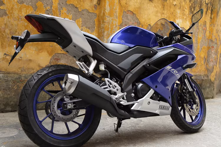 Dường như nắm bắt xu hướng và nhu cầu mua sắm xe cuối năm đang tăng lên, Yamaha đã thực hiện điều chỉnh giá để thu hút khách hàng và nâng cao doanh số. Bên cạnh đó, việc điều chỉnh giá bán cho R15 chính hãng cũng là bước đi cần có khi Yamaha R15 được các cửa hàng nhập khẩu tư nhân bán với giá thấp hơn hẳn so với giá chính hãng, ở mức 82 - 85 triệu đồng tùy vào cửa hàng và khu vực.