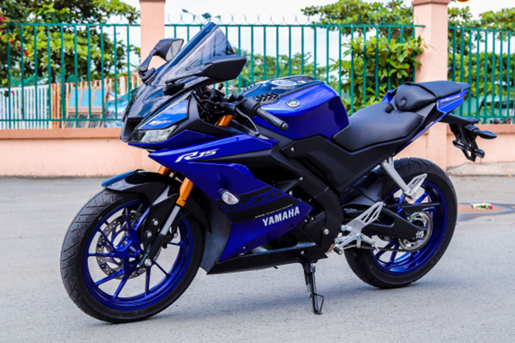 Tại thị trường Việt Nam, Yamaha R15 sẽ cạnh tranh trực tiếp với Honda CBR150R và Suzuki GSX-R150. Như vậy, với lần điều chỉnh giá này, Yamaha R15 chính hãng dự tính sẽ hút khách hơn so với các đối thủ.