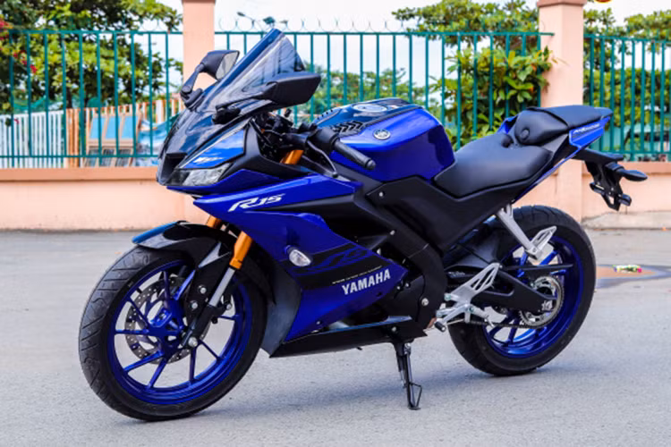 Tại thị trường Việt Nam, Yamaha R15 sẽ cạnh tranh trực tiếp với Honda CBR150R và Suzuki GSX-R150. Như vậy, với lần điều chỉnh giá này, Yamaha R15 chính hãng dự tính sẽ hút khách hơn so với các đối thủ.