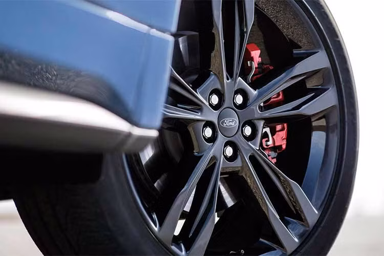 Ford cũng chưa xác nhận thông tin liên quan đến hiệu suất của cỗ máy nói trên. Tuy nhiên hiện tại, biến thể Edge cao cấp nhất tại đang được bán tại Anh có công suất 213 mã lực và có giá 40.595 Bảng (tương đương 1,25 tỷ đồng). Ngoài động cơ diesel này, dòng Ford Edge tại châu Âu sẽ còn một vài tùy chọn máy dầu diesel khác.