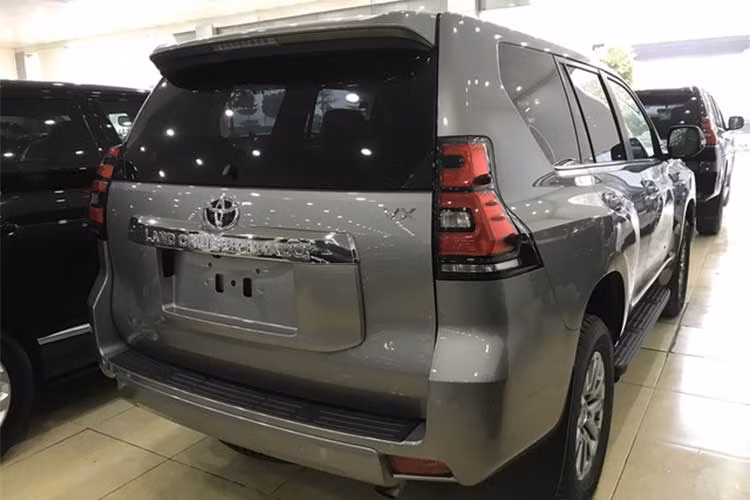 Động cơ chiếc xe cũng vẫn giữ nguyên, là loại 4 xy-lanh, dung tích 2,7 lít, Dual VVT-I, mã 2TR-FE, cho công suất 164 mã lực tại 5.200 vòng/phút và mô-men xoắn 246 Nm tại 3.900 vòng/phút, kết hợp hộp số tự động 6 cấp.