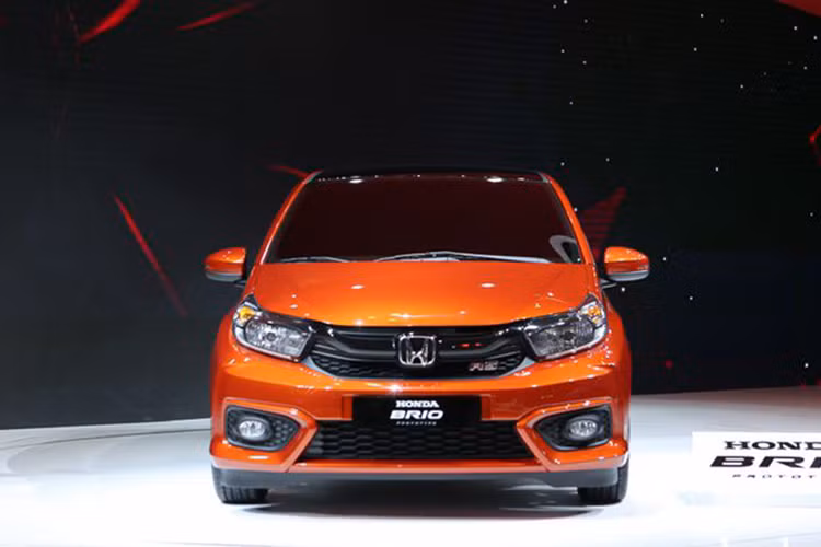Honda Brio 2019 mới từng được đưa về Việt Nam giới thiệu tại VMS 2018 thuộc bản RS thể thao và sơn màu cam nổi bật. Được phát triển dựa trên cơ sở gầm bệ của mẫu sedan cỡ nhỏ Amaze thế hệ thứ hai đã ra mắt tại Ấn Độ vào đầu năm nay, Honda Brio sở hữu chiều dài 3.815 mm, rộng 1.680 mm, cao 1.485 mm và chiều dài cơ sở 2.405 mm.