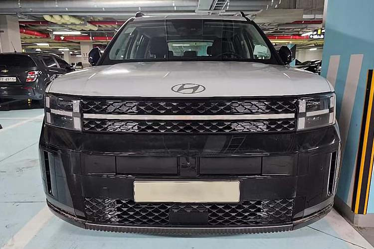 Những hình ảnh Hyundai SantaFe 2024 bằng xương bằng thịt xuất hiện tại một hầm gửi xe ở Hàn Quốc được lột xác thiết kế toàn diện so với phiên bản tiền nhiệm. Mẫu xe mới có thiết kế hình hộp và nhiều đường nét thiết kế dễ gợi liên tưởng đến Land Rover, đèn pha hình chữ H mới và kiểu dáng cao cấp hơn mà Hyundai cho biết là được tối ưu hóa cho những người đam mê phong cách sống ngoài trời.