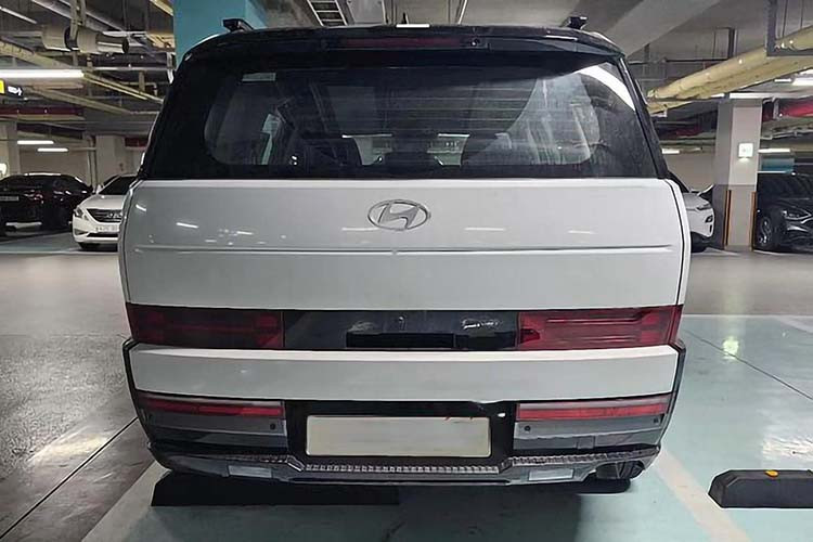 Hyundai SantaFe 2024 còn được trang bị hốc bánh mở rộng, được thiết kế vuông vức, nổi bật hơn thế hệ tiền nhiệm. Theo những hình ảnh quan sát, mỗi phiên bản của xe sẽ sở hữu một loại vành la-zăng, đa chấu khác nhau. Xung quanh xe là những bề mặt bằng phẳng và nóc dốc dần về phía sau, đi kèm baga màu đen khỏe khoắn. Đường chân kính của xe cũng không còn hất lên ở cột C mà kéo thẳng về phía đuôi xe.