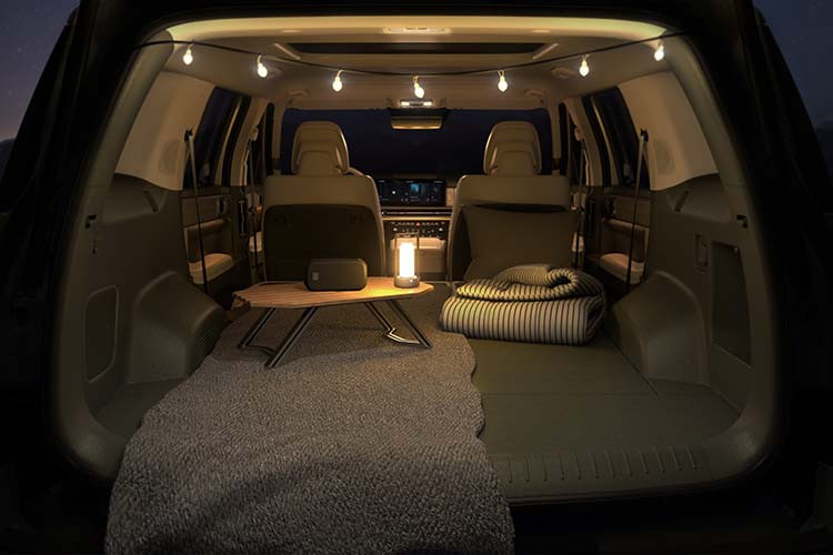 Chiếc SUV SantaFe 2024 mới nhà Hyundai còn được trang bị màn hình cong cỡ lớn kết hợp hai màn hình vào chung một khung kính như xe sang. Khu vực cụm điều khiển trung tâm được thiết kế 2 màu cũng có nhiều chi tiết giống với Grandeur. Xe còn được trang bị hệ thống âm thanh Bose và 2 sạc điện thoại không dây lần đầu tiên được áp dụng cho xe Hyundai.