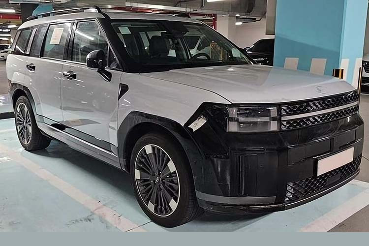 Phía sau của xe có đèn hậu cũng được thiết kế với đồ họa chữ “H”. Dải đèn này được chuyển xuống thấp, gần khu vực nắp cốp. Trên Hyundai SantaFe 2024 mới, cần gạt mưa ở đuôi xe có thể được đặt ẩn sau cánh gió. Thiết kế tổng thể này giúp mẫu xe trông sang hơn.