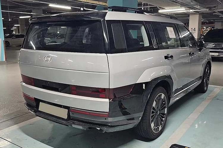 Dựa vào những hình ảnh chiếc xe vừa xuất hiện tại Hàn Quốc, mẫu xe SUV Hyundai SantaFe hoàn toàn mới sẽ được gia tăng đáng kể về kích thước. Điều này cũng sẽ khiến cho khoang cabin của xe rộng rãi, thoải mái hơn nhiều so với thế hệ cũ.