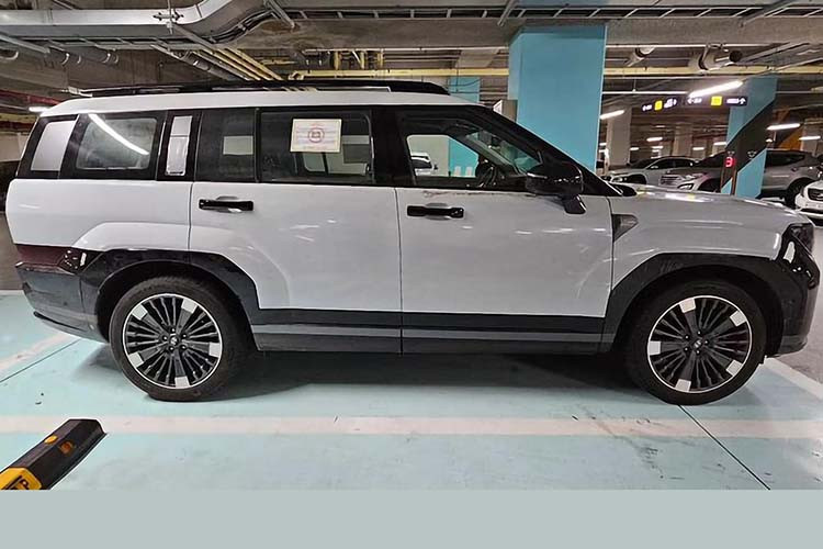 Ở thế hệ mới, logo của xe không còn nằm trong lưới tản nhiệt như cũ mà đưa lên nắp ca-pô của chiếc SUV cỡ D Hyundai SantaFe 2024. Ngoài ra, xe có thanh đèn chạy ngang song song với viền ca pô giống trên mẫu Hyundai Grandeur. Trước đó, Giám đốc Thiết kế toàn cầu Hyundai/Genesis cũng từng xác nhận chuyện này.