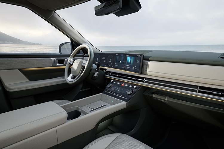 Tương tự ngoại thất, nội thất của chiếc SUV cũng được làm lại hoàn toàn. Những hình ảnh từng rò rỉ trước đó cho thấy phong cách thiết kế sử dụng các đường thẳng và hình hộp, ví dụ như tappi cửa, ô cửa kính hay ghế ngồi. Chi tiết ốp cửa bằng kim loại sáng bóng càng tô đậm thêm vẻ sang trọng cho nội thất xe.