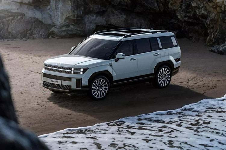 Nhiều khả năng tại thị trường Châu Âu, Hyundai SantaFe 2024 sẽ được bổ sung thêm một tùy chọn động cơ nữa là hệ truyền động plug-in hybrid (PHEV), bao gồm máy xăng 4 xi-lanh, tăng áp, dung tích 1.6L, mô-tơ điện và hộp số tự động 6 cấp. Phiên bản PHEV của xe sẽ có hệ dẫn động 4 bánh 4WD. Mức giá xe Hyundai SantaFe 2024 dự đoán sẽ được công bố vào tháng 8/2023.