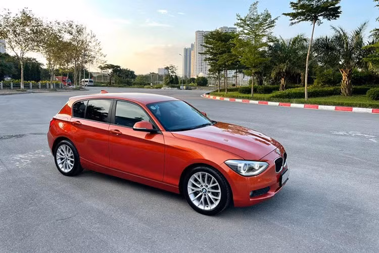 Mức giá xe BMW 116i 2013 khi được phân phối chính hãng tại Việt Nam từ BMW EURO AUTO thời điểm đó (đã bao gồm VAT) là 1,262 tỷ đồng. Chiếc xe trong bài viết này sau 8 năm đang được chủ nhân chào bán khoảng hơn 500 triệu đồng, khá phù hợp với những người mới chơi và yêu thích thương hiệu “cánh quạt xanh xứ Bavaria”.