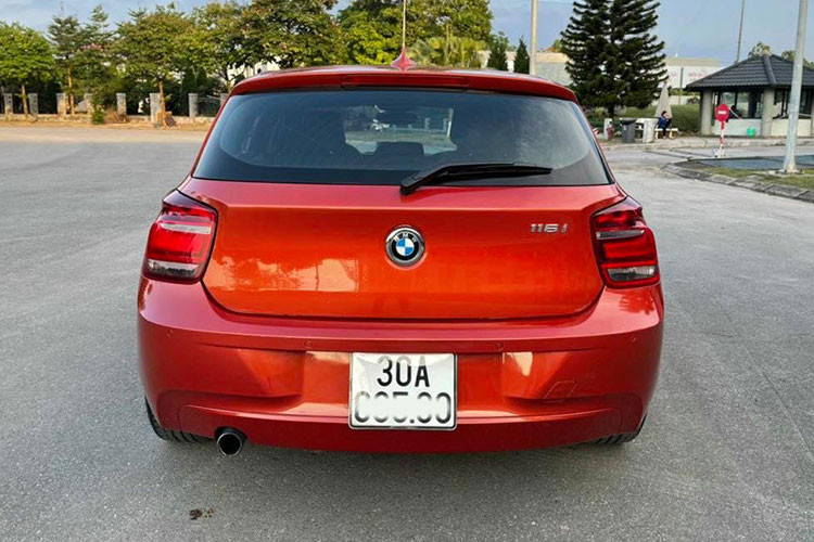 Cụm đèn hậu với kích thước lớn và thiết kế lạ mắt, dãy đèn phanh được bố trí nổi bật trên phần chóp sau của mui xe. Các đường ngang ở cản sau và cốp sau tạo cảm giác bề ngang của xe trông rộng hơn. BMW 1 Series đời 2013 được trang bị bộ mâm hợp kim nan 17-inch hình chữ Y, kiểu 280, lốp xe an toàn Runflat được trang bị tiêu chuẩn.