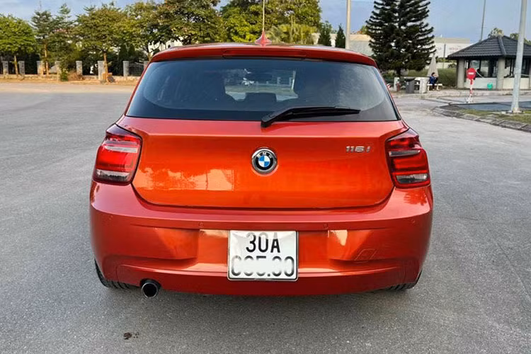 Cụm đèn hậu với kích thước lớn và thiết kế lạ mắt, dãy đèn phanh được bố trí nổi bật trên phần chóp sau của mui xe. Các đường ngang ở cản sau và cốp sau tạo cảm giác bề ngang của xe trông rộng hơn. BMW 1 Series đời 2013 được trang bị bộ mâm hợp kim nan 17-inch hình chữ Y, kiểu 280, lốp xe an toàn Runflat được trang bị tiêu chuẩn.