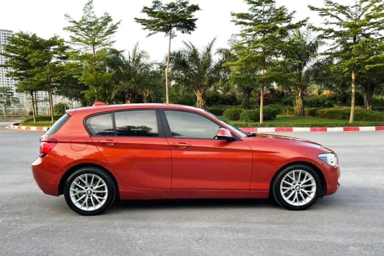 BMW 116i cỡ nhỏ nằm trong phân khúc hatchback 5 cửa phổ thông phù hợp với điều kiện giao thông đô thị. Xe sở hữu kích thước dài x rộng x cao tương ứng 4.325 x 1.765 x 1.421 (mm) chiều dài cơ sở 2.690 mm. Với kích thước này, 116i dài hơn đối thủ Mercedes A-Class khoảng 33mm trong khi chiều rộng, cao và chiều dài sơ sở lại ngắn hơn.