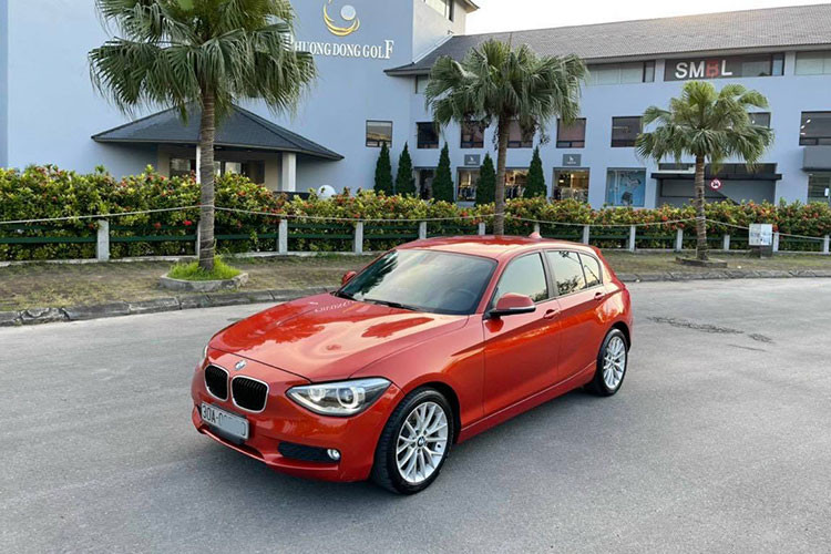 Chiếc hatchback hạng sang cỡ nhỏ BMW 116i đời 2013 này thuộc dòng 1-Series được xem là lựa chọn đúng phong cách và đáng quan tâm cho những doanh nhân trẻ vừa khởi nghiệp. Chiếc xe trong bài viết này được chủ nhân tại Hà Nội đăng ký vào năm 2014 chạy khoảng 6 năm và đang chào bán trên sàn xe cũ với ngoại hình còn khá nguyên bản.