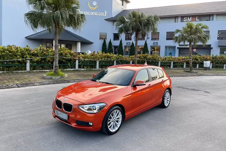 Chiếc hatchback hạng sang cỡ nhỏ BMW 116i đời 2013 này thuộc dòng 1-Series được xem là lựa chọn đúng phong cách và đáng quan tâm cho những doanh nhân trẻ vừa khởi nghiệp. Chiếc xe trong bài viết này được chủ nhân tại Hà Nội đăng ký vào năm 2014 chạy khoảng 6 năm và đang chào bán trên sàn xe cũ với ngoại hình còn khá nguyên bản.