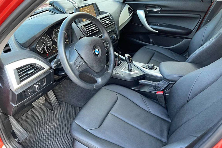 Nội thất của BMW 116i được thiết kế với màn hình trung tâm kích thước 6,5 inch được đặt hướng về phía người lái giúp dễ dàng quan sát hơn. Các trang bị tiện nghi trong xe cũng được trang bị khá tốt với tay lái bọc da tích hợp các nút bấm điều khiển, ghế ngồi bọc da. Hệ thống điều hòa không khí tự động, cốp xe tự động...